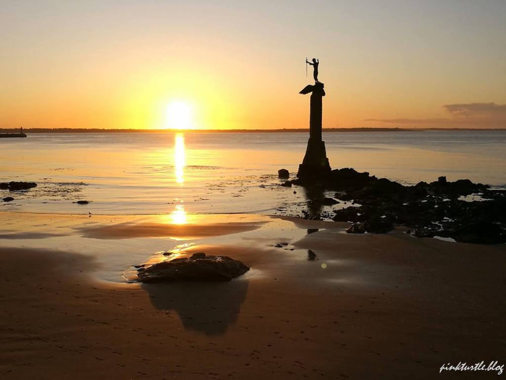 Lever de soleil sur la plage de Saint-Nazaire @pink.turtle.blog