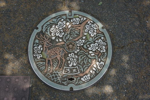 Plaque d'égout de Nara/ @pink.turtle.blog