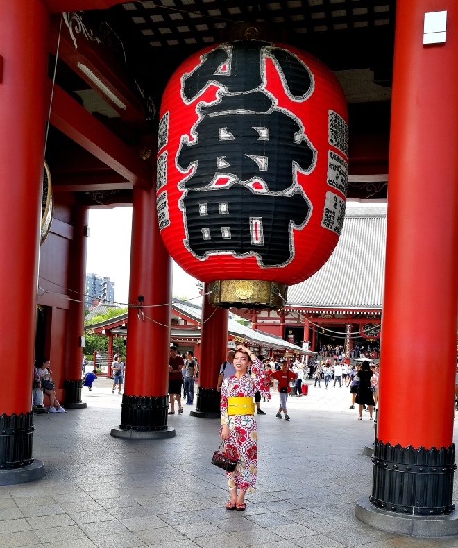 séance photo au temple Sensoji pour de nombreux japonais/ @pink.turtle.blog