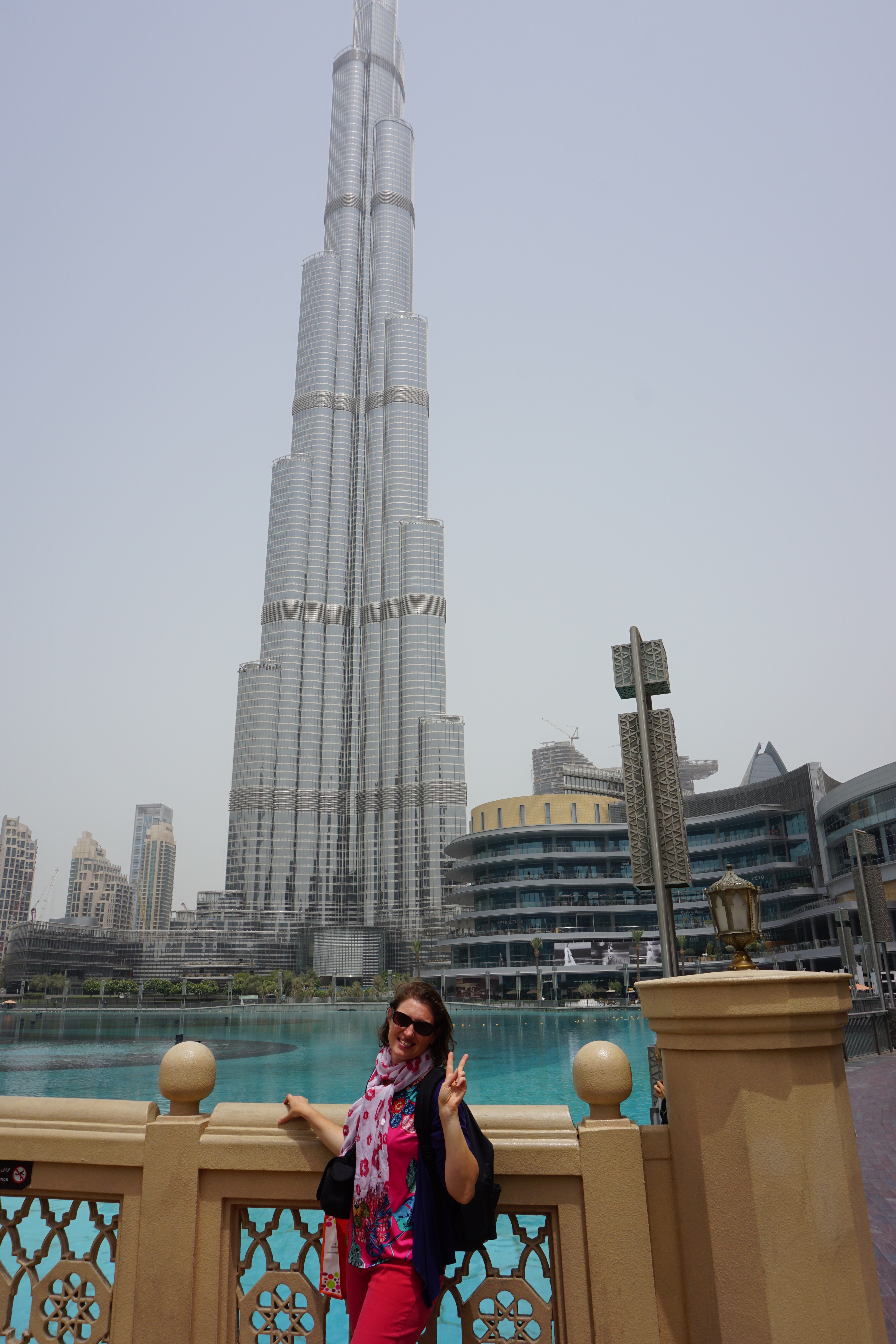 Devant le Burj Khalifa, Dubaï/ @pink.turtle.blog