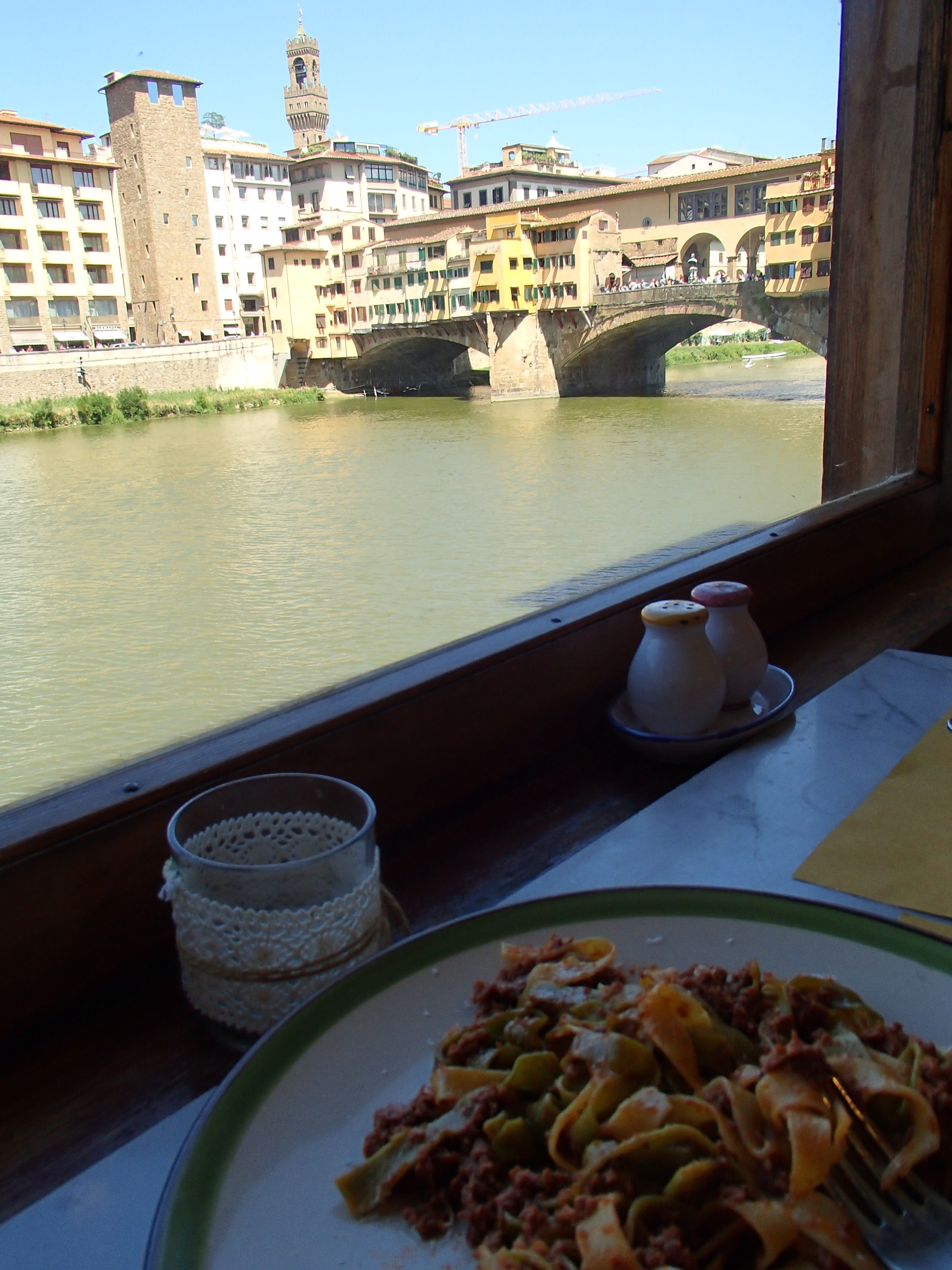 Déjeuner face au Ponte Vecchio/ @pink.turtle.blog