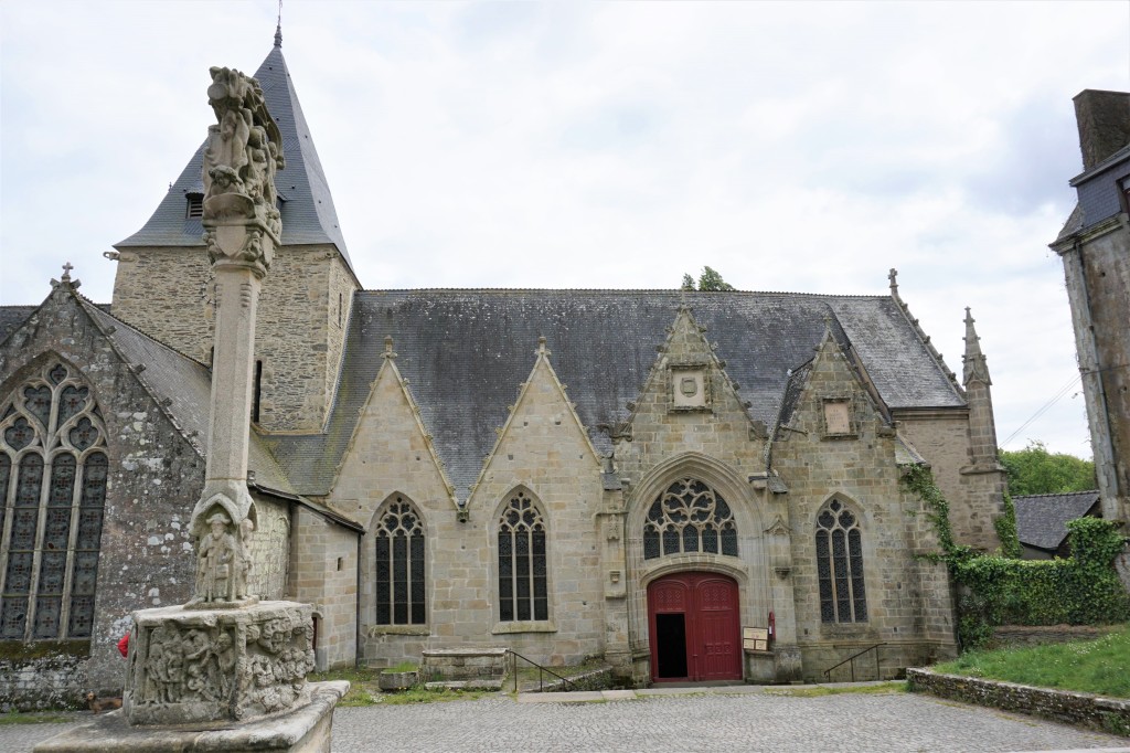 Eglise de Rochefort-en-terre @pink.turtle.blog